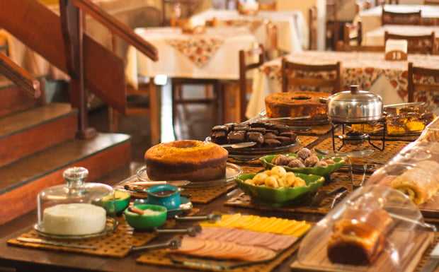 Mesa do café da manhã com cara de fazenda
