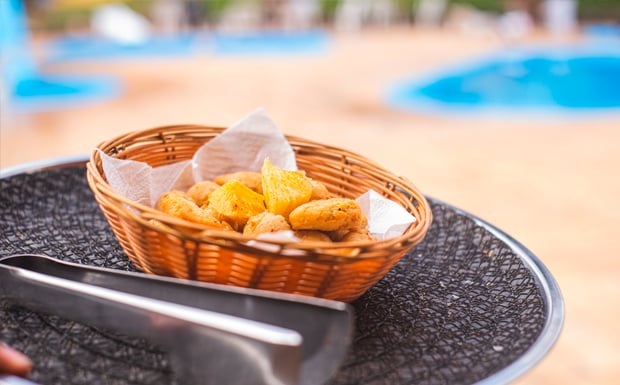 Petiscos servidos na piscina